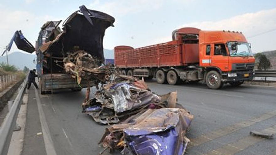 Tai nạn xe công nông và xe đầu kéo cùng chiều ở Trung Quốc khiến 15 người chết